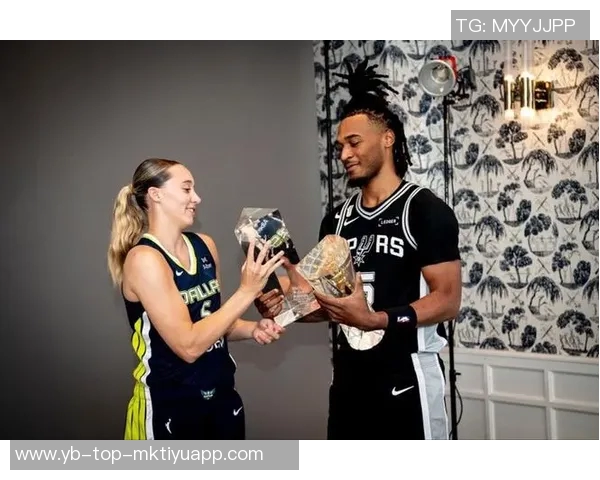 梦幻联动康大校友卡斯尔与佩奇携手共庆最佳新秀获奖人合影留念